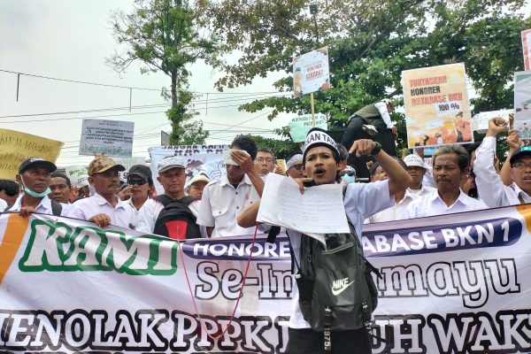 Protes Hasil Seleksi Non-ASN 2022, Ribuan Honorer Gelar Aksi di DPRD Indramayu