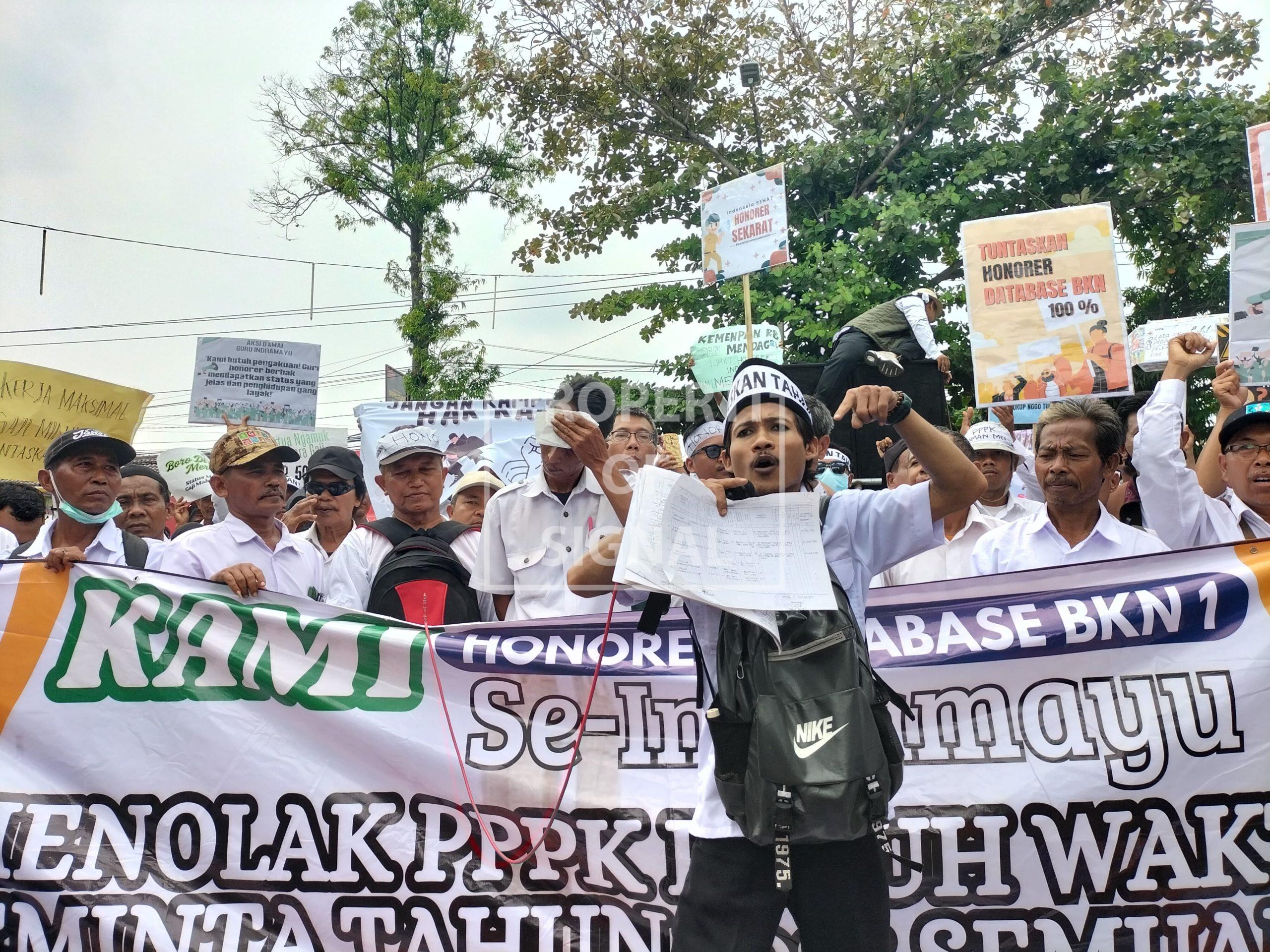 Protes Hasil Seleksi Non-ASN 2022, Ribuan Honorer Gelar Aksi di DPRD Indramayu Protes Hasil Seleksi Non-ASN 2022, Ribuan Honorer Gelar Aksi di DPRD Indramayu