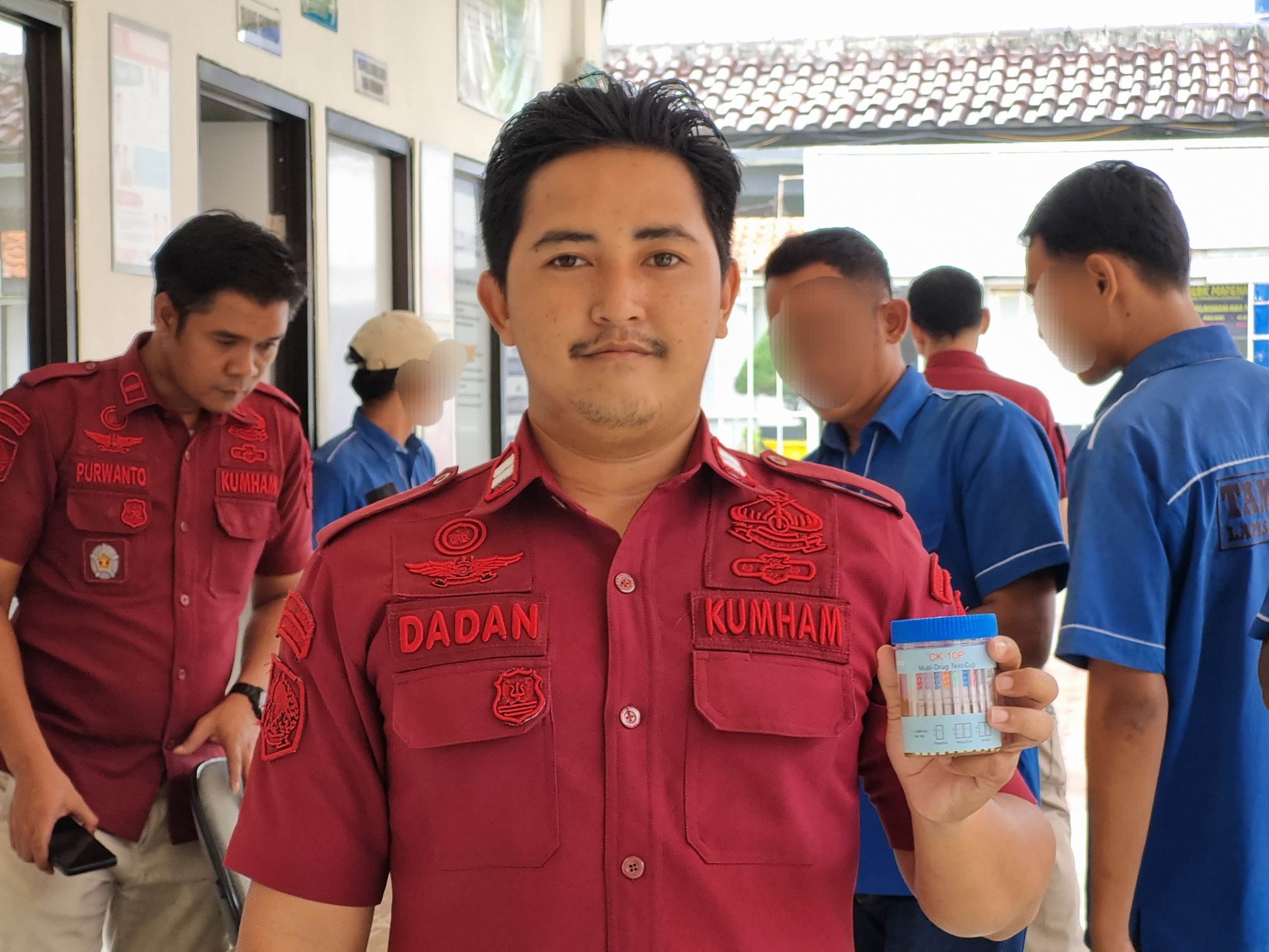 Pastikan Bebas Narkoba, Petugas & Warga Binaan Lapas Indramayu Jalani Test Urine Pastikan Bebas Narkoba, Petugas & Warga Binaan Lapas Indramayu Jalani Test Urine
