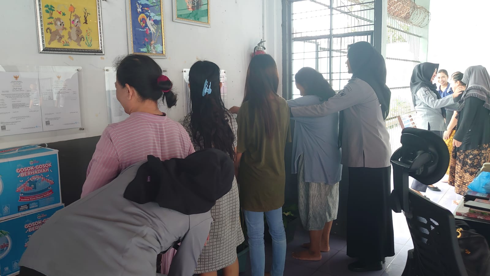 Berantas Barang Terlarang, Lapas Indramayu Lakukan Razia Blok Hunian Warga Binaan Berantas Barang Terlarang, Lapas Indramayu Lakukan Razia Blok Hunian Warga Binaan