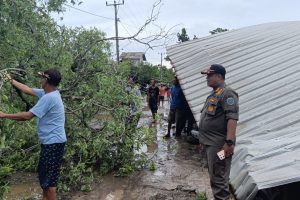 Bupati Nina Agustina Gerak Cepat Tangani Puting Beliung di Desa Pabean Ilir Kecamatan Pasekan Bupati Nina Agustina Gerak Cepat Tangani Puting Beliung di Desa Pabean Ilir Kecamatan Pasekan