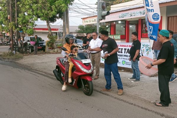 Semarak Ramadhan! Komunitas Jurnalis Balongan Bersama Forkopimcam Berbagi Takjil