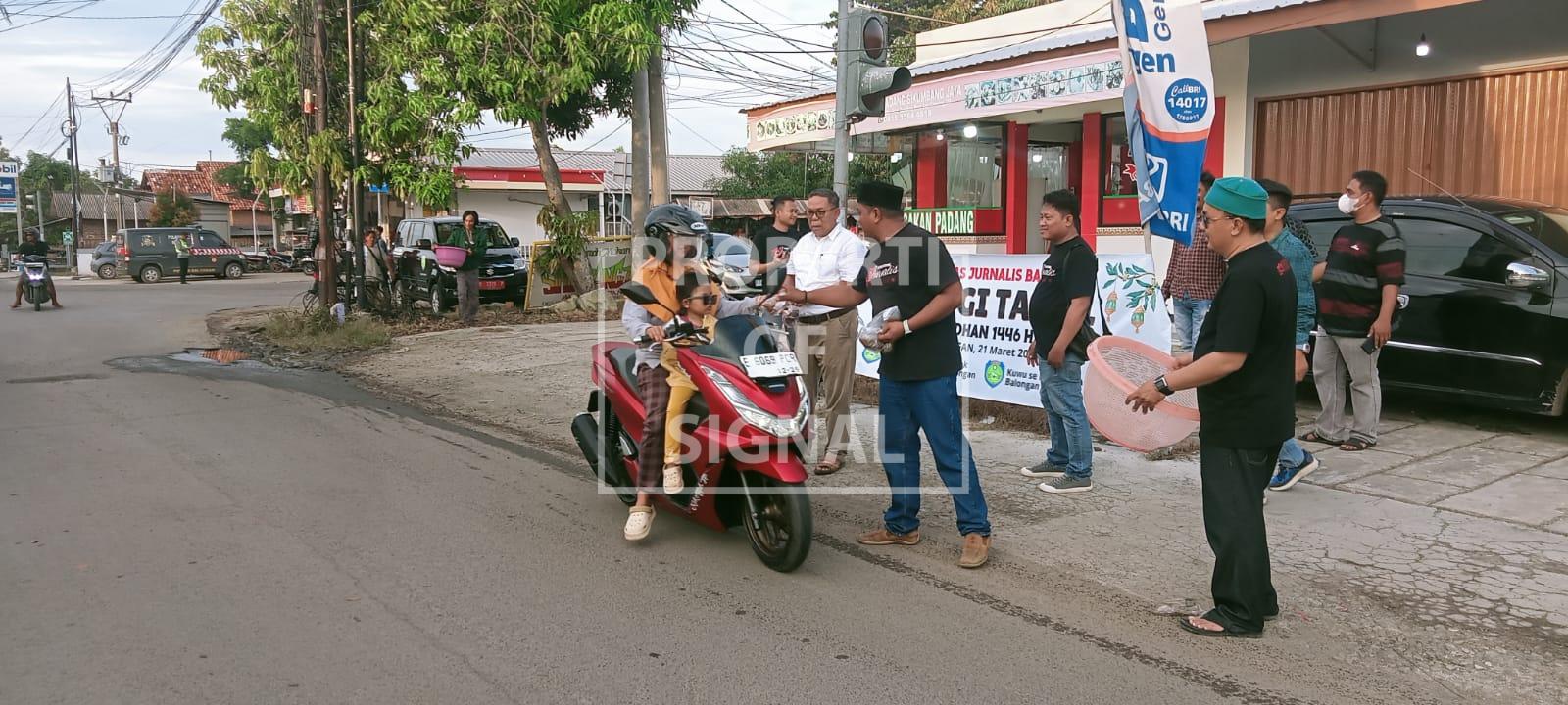 Semarak Ramadhan! Komunitas Jurnalis Balongan Bersama Forkopimcam Berbagi Takjil Semarak Ramadhan! Komunitas Jurnalis Balongan Bersama Forkopimcam Berbagi Takjil