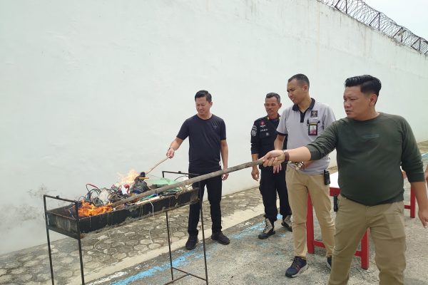 Lapas Indramayu Musnahkan Barang Hasil Sitaan Razia
