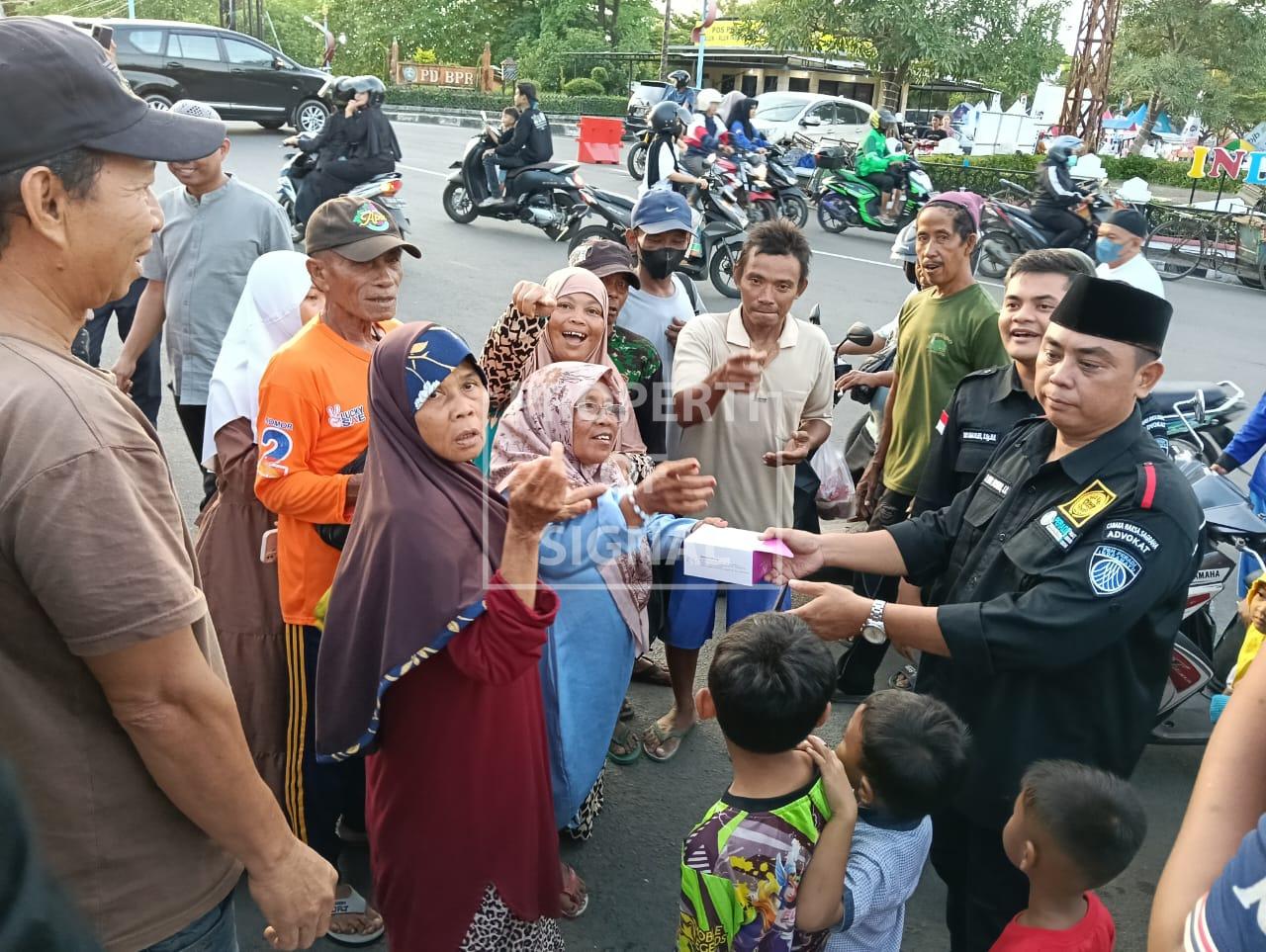 PBH PERADI Indramayu Sebar Takjil “Ramadhan Berbagi Kebahagiaan” di Dua Titik Strategis PBH PERADI Indramayu Sebar Takjil “Ramadhan Berbagi Kebahagiaan” di Dua Titik Strategis
