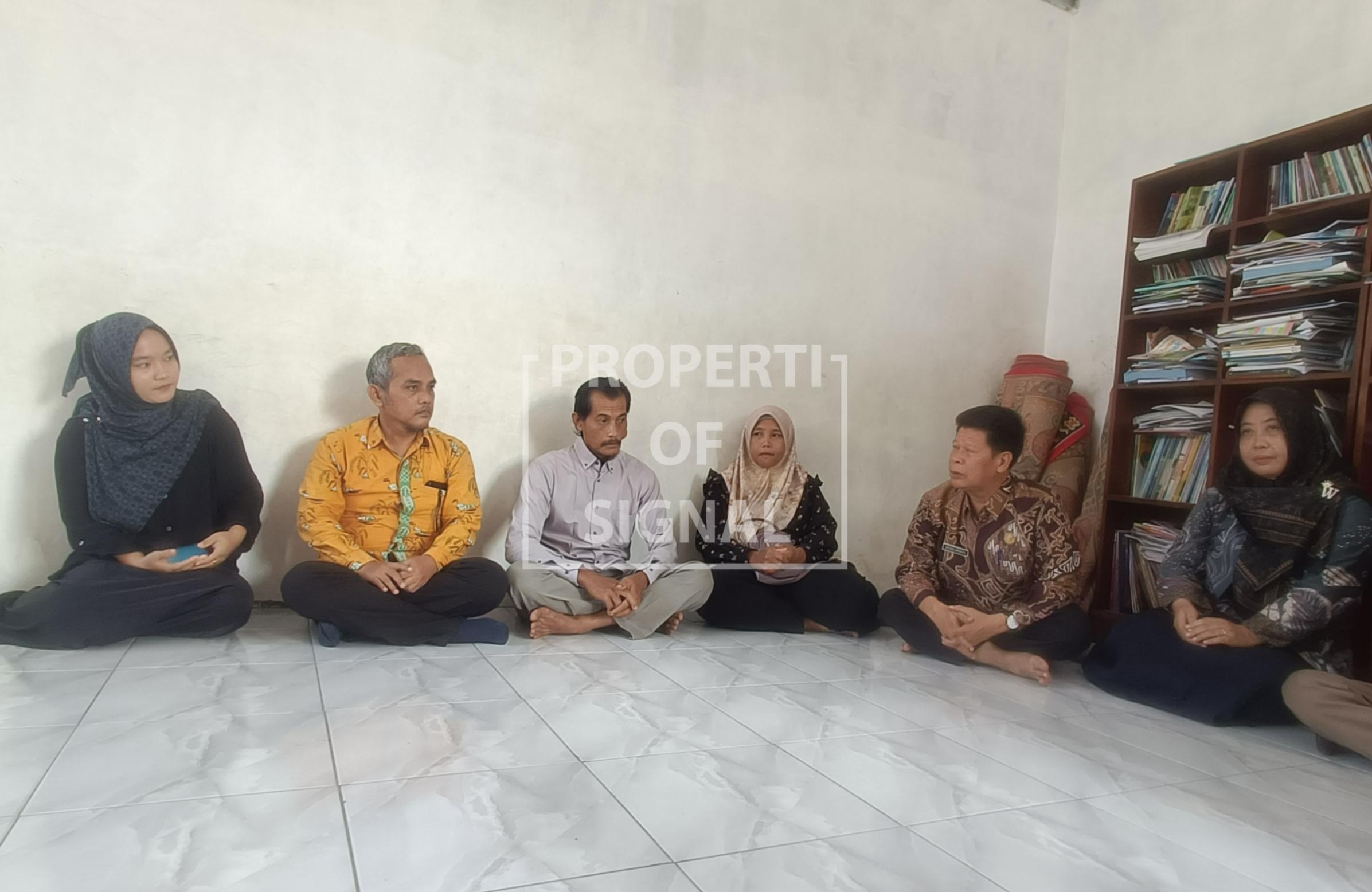 Disdikbud Indramayu Fasilitasi Konflik Orang Tua dan Pihak Sekolah, Pertemuan Berakhir Damai. Disdikbud Indramayu Fasilitasi Konflik Orang Tua dan Pihak Sekolah, Pertemuan Berakhir Damai.