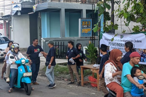 PD. IWO Indramayu Turun ke Jalan, Bagikan Ratusan Takjil untuk Pengendara