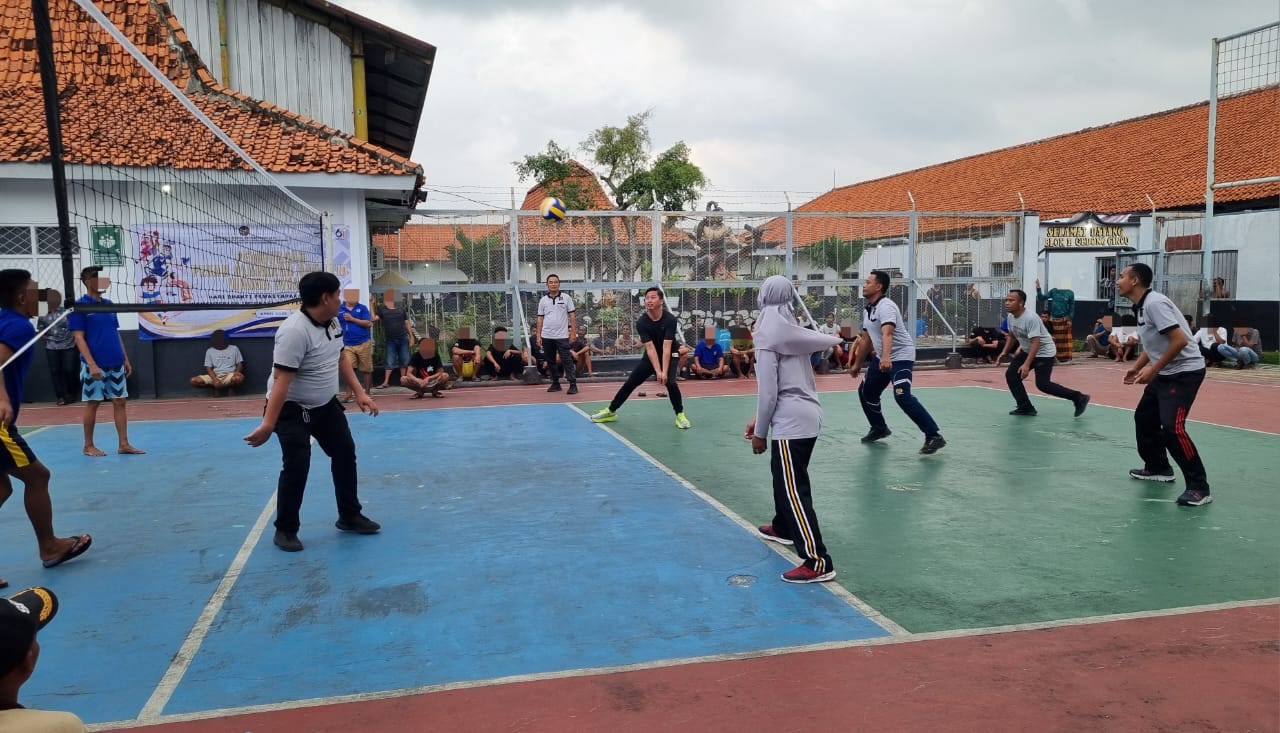 Pertandingan Voli Antara Petugas Dan Warga Binaan Tandai Dibukanya Porsenap Peringati Hari Bhakti Pemasyarakatan ke-61 Pertandingan Voli Antara Petugas Dan Warga Binaan Tandai Dibukanya Porsenap Peringati Hari Bhakti Pemasyarakatan ke-61