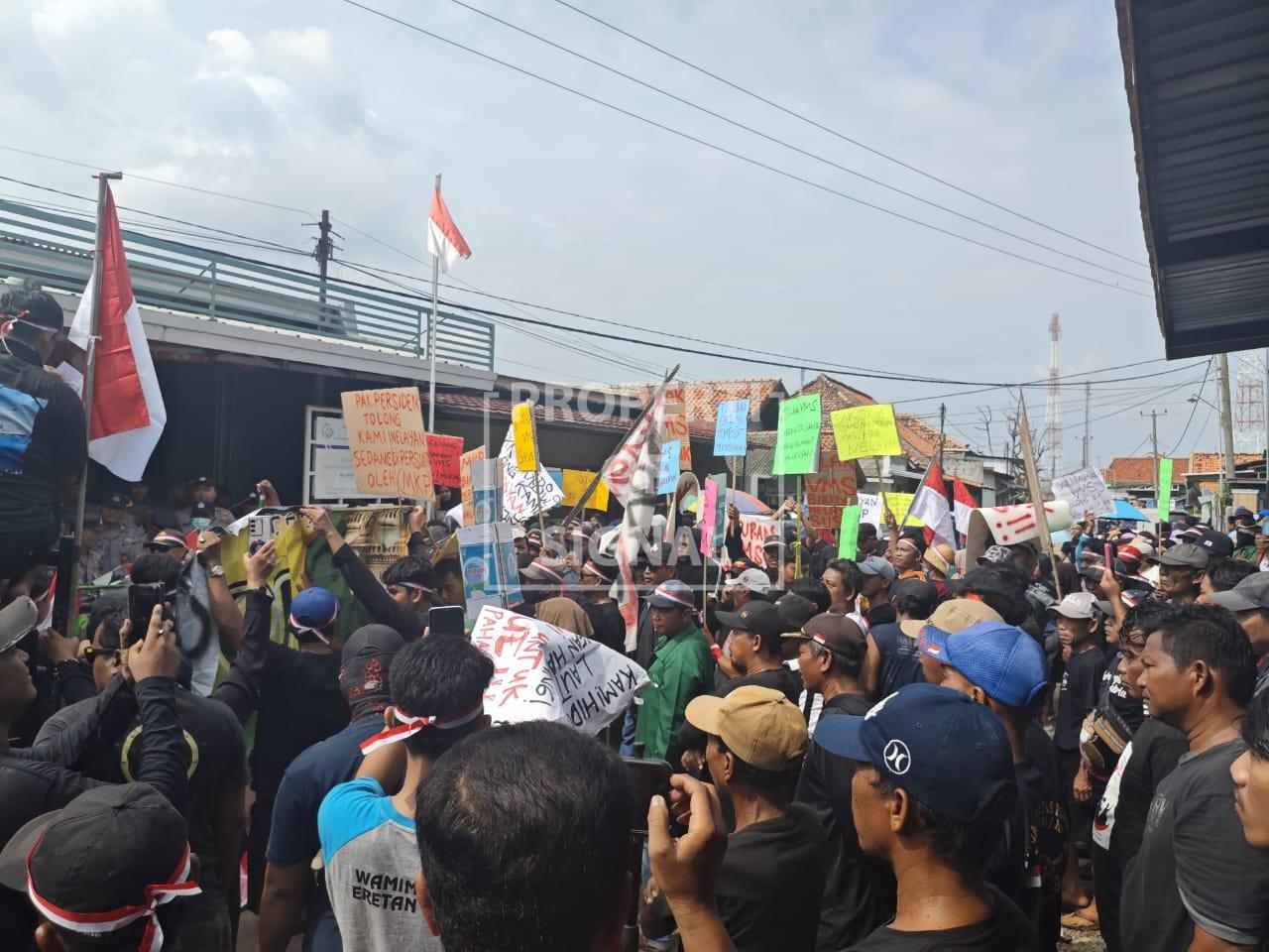 Dianggap Tidak Berpihak Pada Nelayan Kecil, Serikat Nelayan Eretan Indramayu Menggelar Aksi Demo Dianggap Tidak Berpihak Pada Nelayan Kecil, Serikat Nelayan Eretan Indramayu Menggelar Aksi Demo