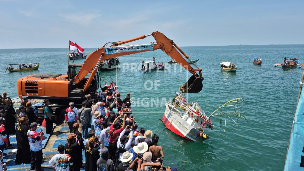 Tradisi Adat Laut (Nadran) Karangsong, Semangat Gotong Royong dan Syukur atas Hasil Laut Melimpah Tradisi Adat Laut (Nadran) Karangsong, Semangat Gotong Royong dan Syukur atas Hasil Laut Melimpah