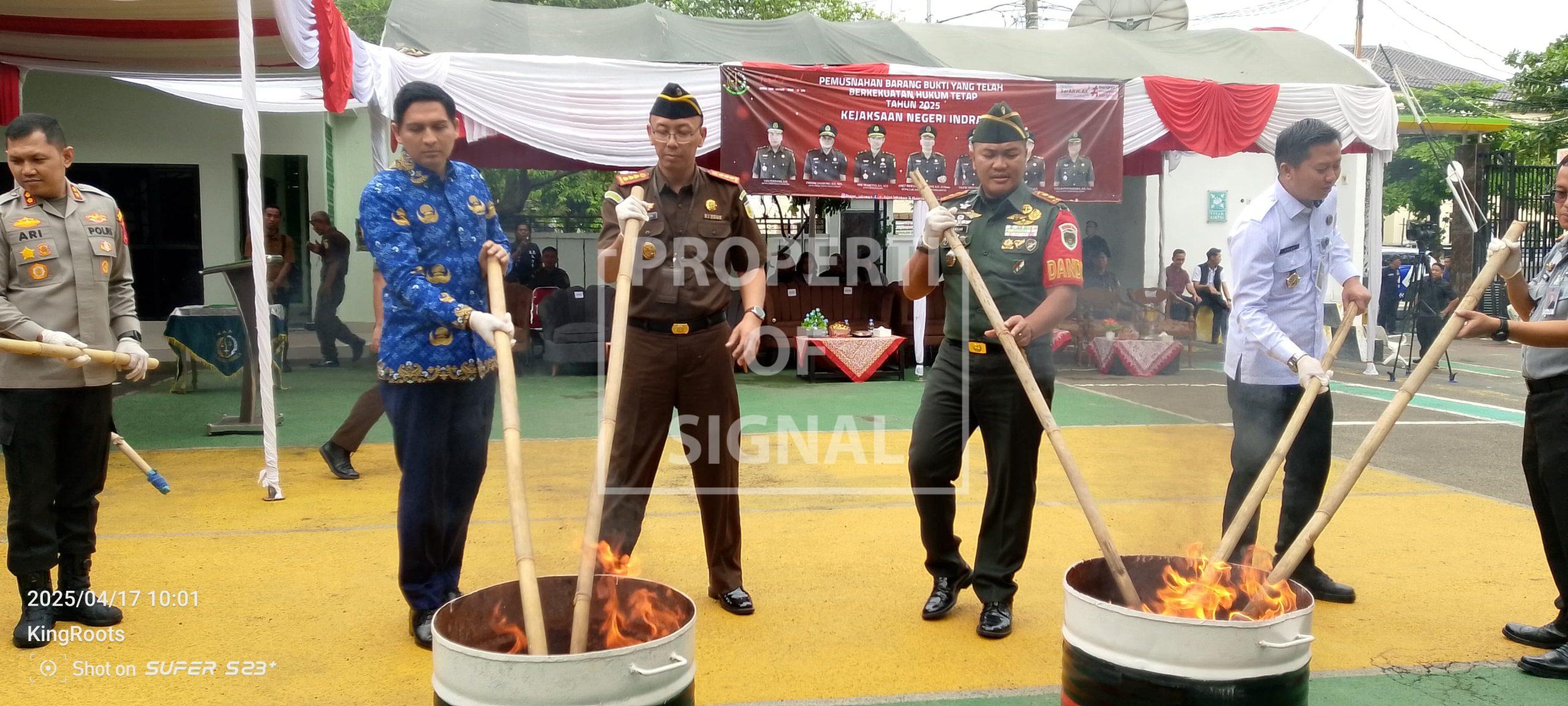 Kejari Indramayu Musnahkan Ratusan Ribu Butir Obat Terlarang & Senpi Kejari Indramayu Musnahkan Ratusan Ribu Butir Obat Terlarang & Senpi