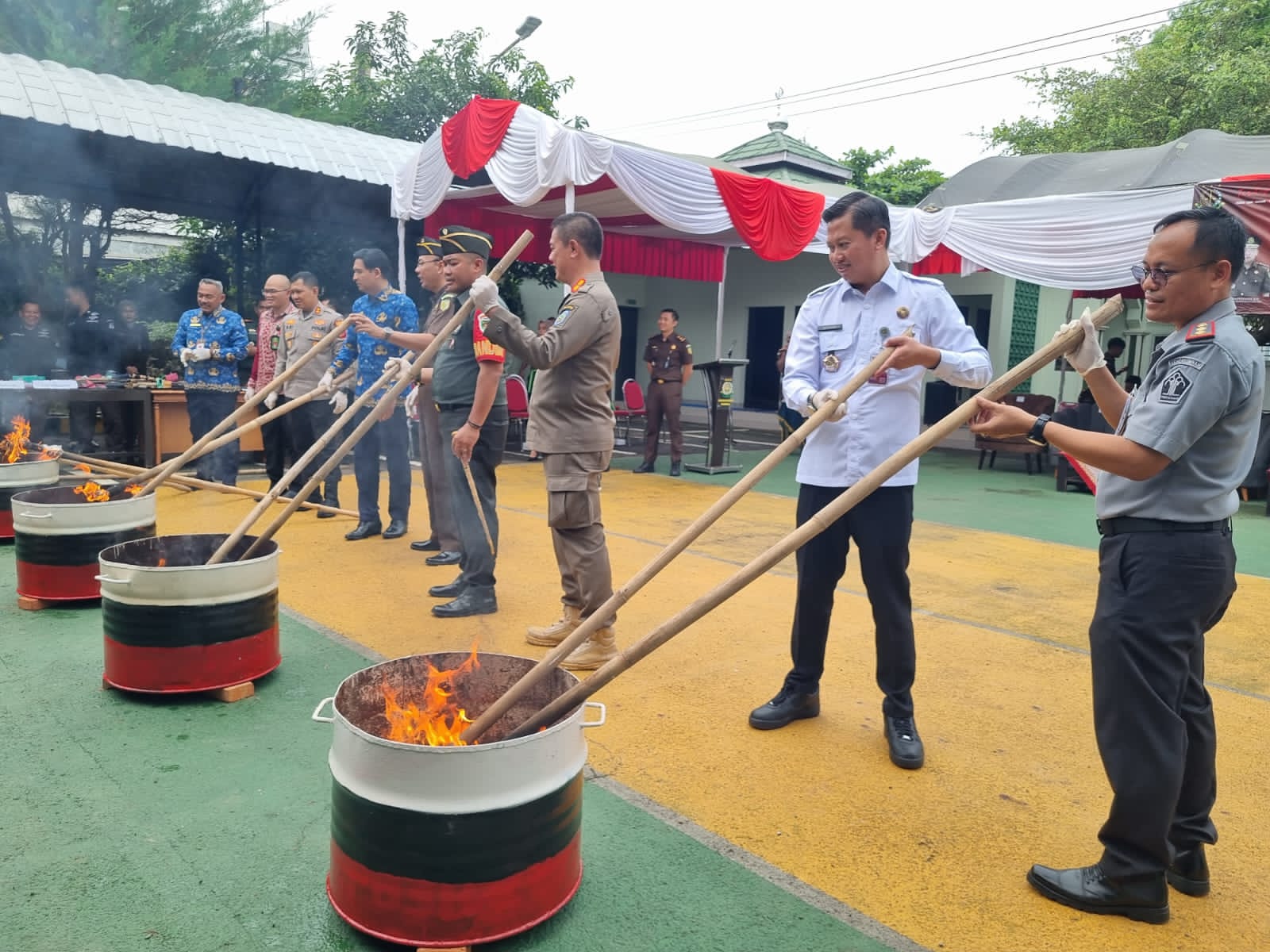 Dukung Upaya Pencegahan Tindak Kriminal, Kalapas Indramayu Hadiri Pemusnahan BB di Kejaksaan Dukung Upaya Pencegahan Tindak Kriminal, Kalapas Indramayu Hadiri Pemusnahan BB di Kejaksaan