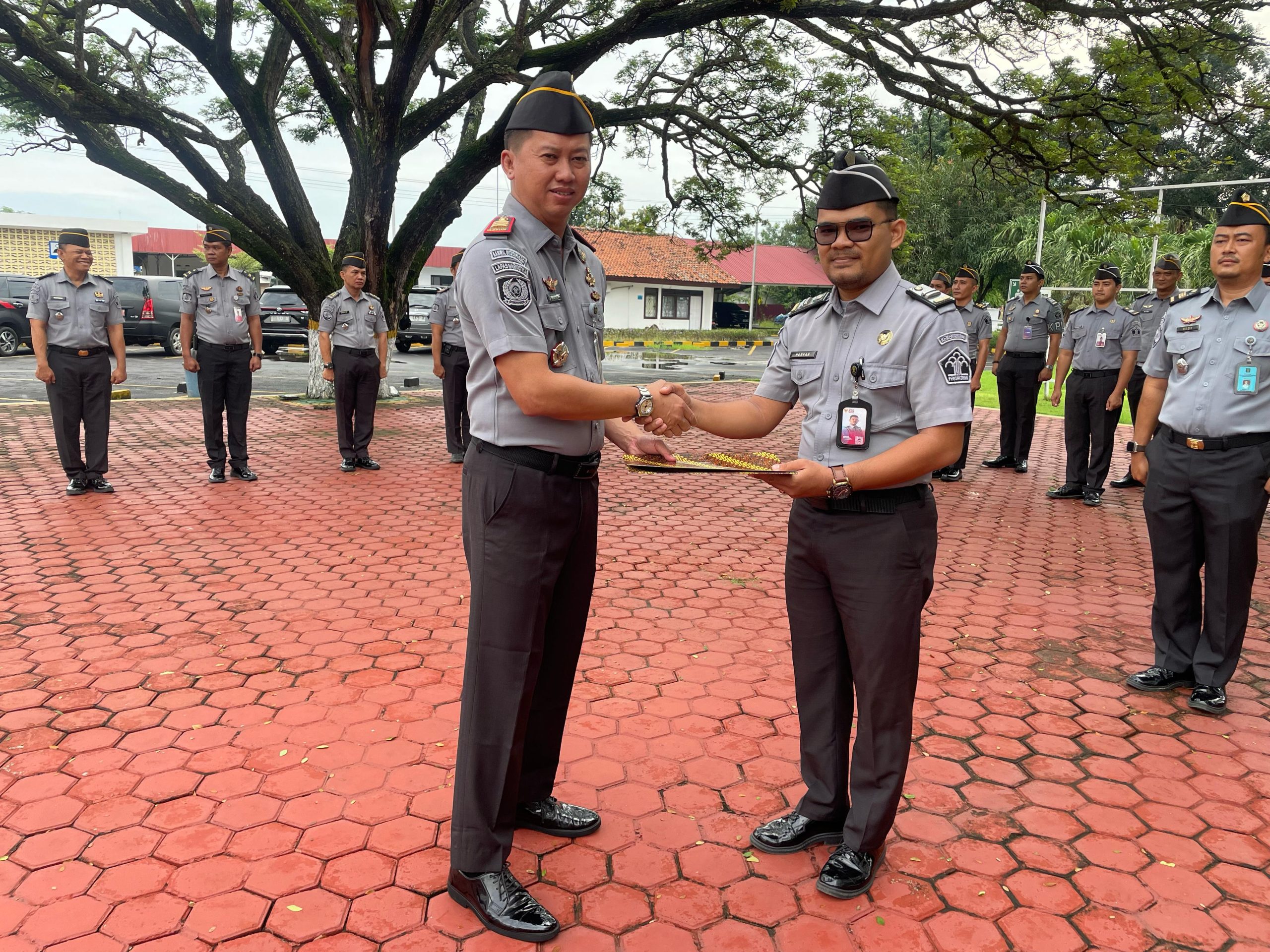 Berikan Reward Pegawai Teladan Tepat Di Hari Kartini, Ini Pesan Kalapas Indramayu Berikan Reward Pegawai Teladan Tepat Di Hari Kartini, Ini Pesan Kalapas Indramayu