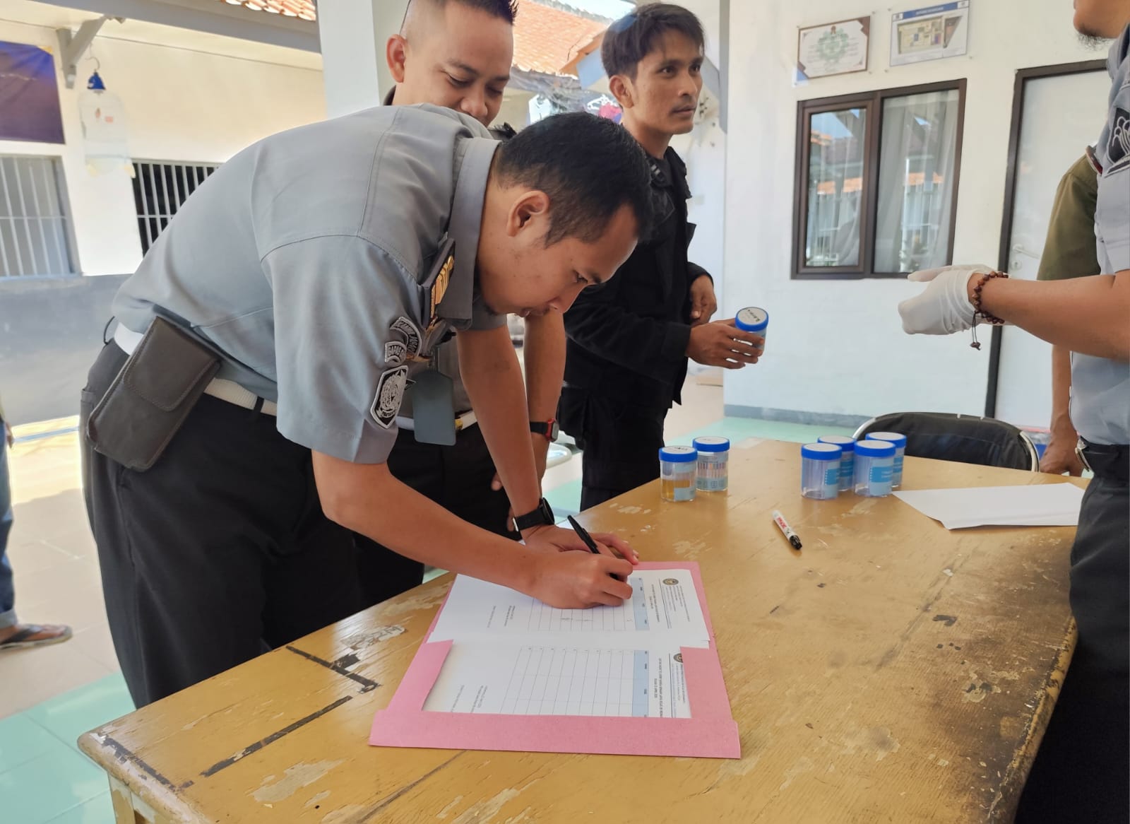 Pastikan Zero Narkoba, Pegawai & Warga Binaan Lapas Indramayu Jalani Test Urine Pastikan Zero Narkoba, Pegawai & Warga Binaan Lapas Indramayu Jalani Test Urine