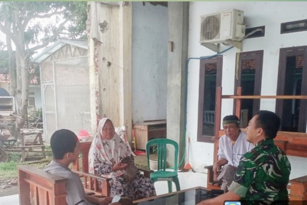 Tingkatkan Kamtibmas Lingkungan, Babinsa Koramil 1602 Sindang Melaksanakan Komsos Dengan Kuwu Desa Penganjang