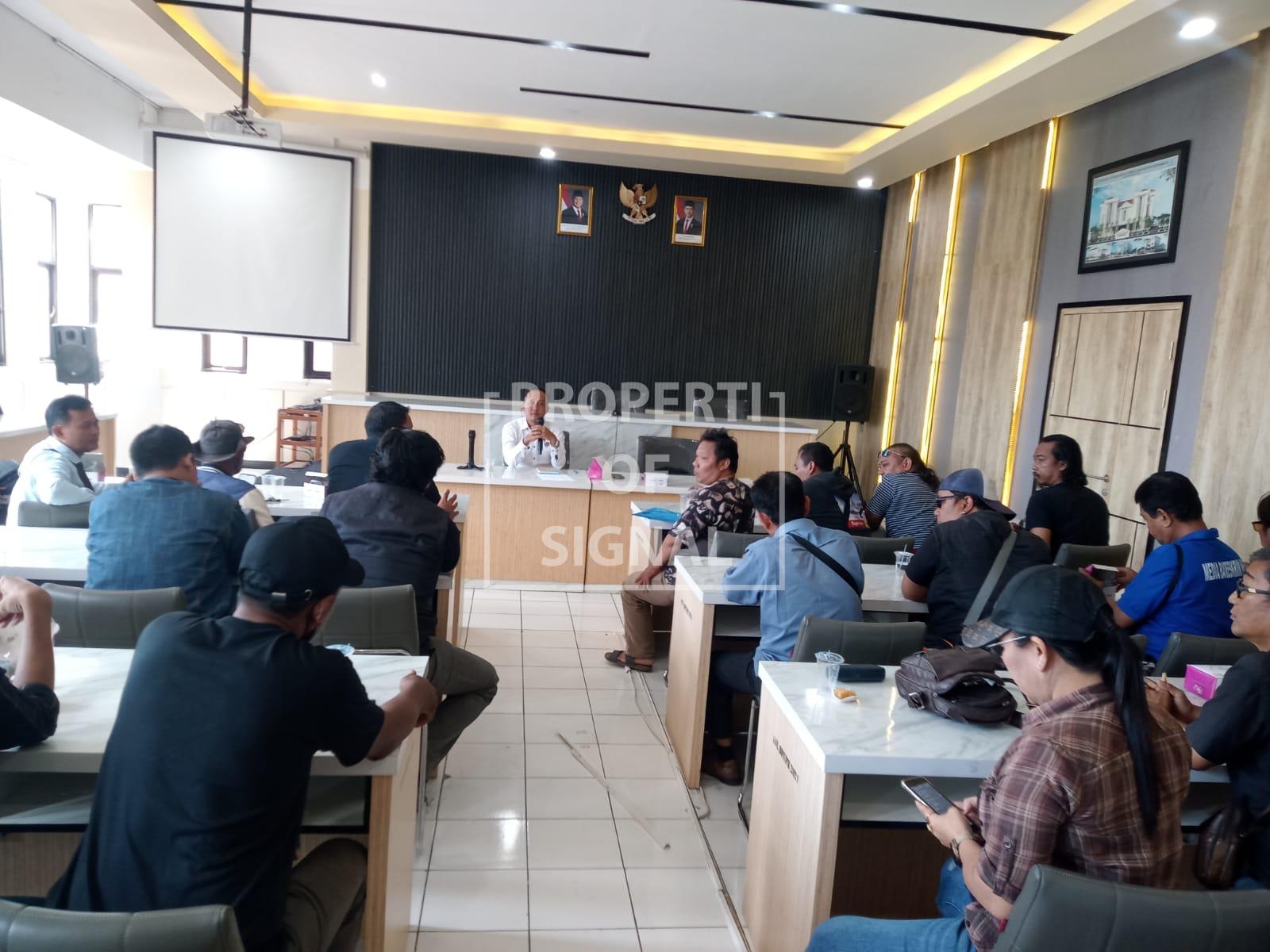 Puluhan Wartawan Indramayu Audensi ke DPUPR, Tuntut Keterbukaan Penggunaan APBD 2025. Puluhan Wartawan Indramayu Audensi ke DPUPR, Tuntut Keterbukaan Penggunaan APBD 2025.