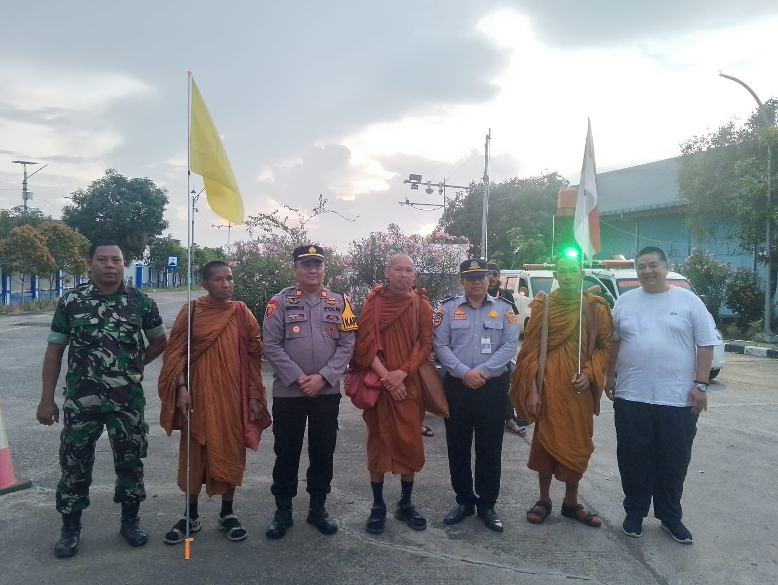 Perjalanan Spiritual 36 Biksu Internasional Thudong Sampai di Wilayah Kecamatan Losarang Indramayu Perjalanan Spiritual 36 Biksu Internasional Thudong Sampai di Wilayah Kecamatan Losarang Indramayu