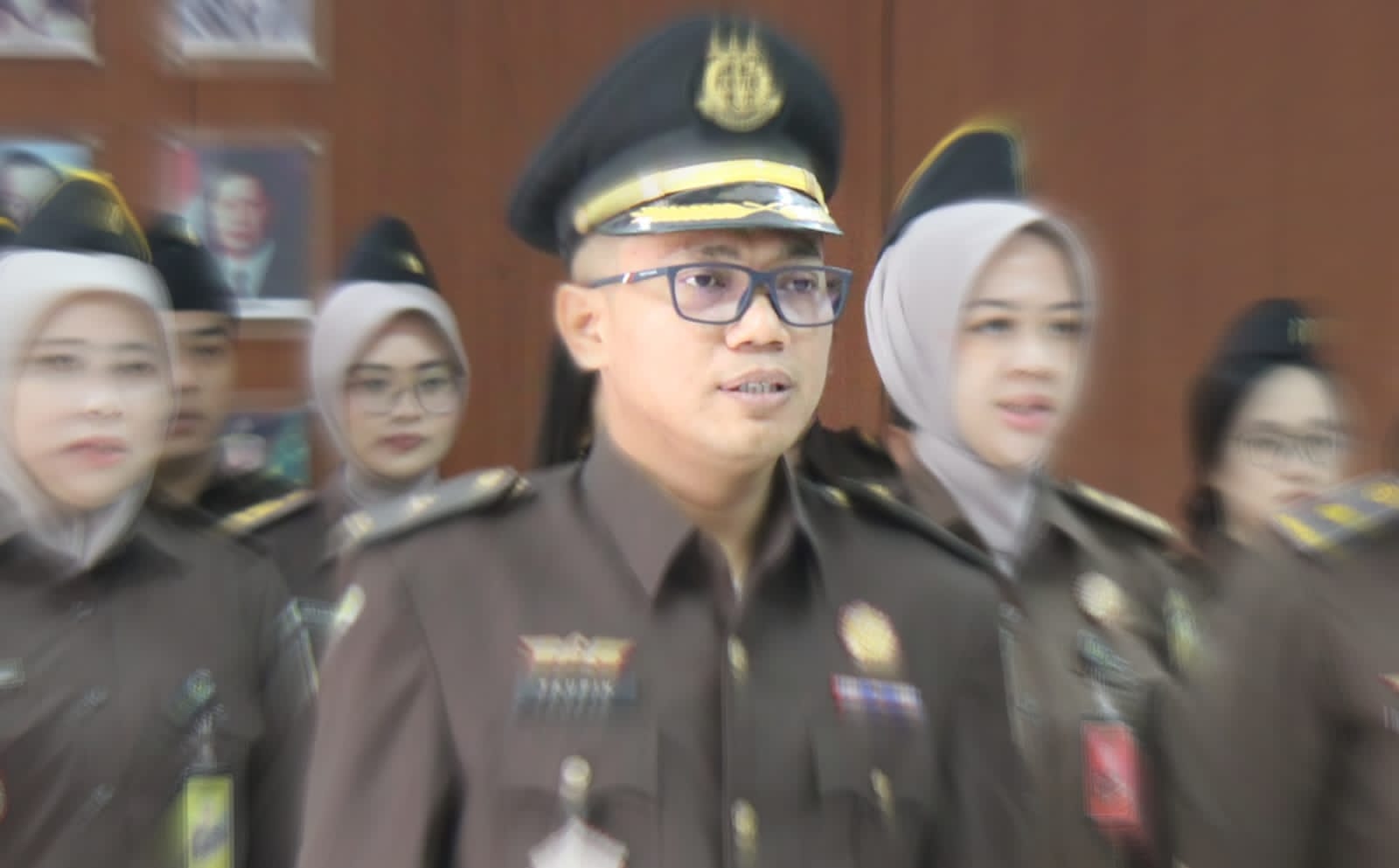 Jaksa Humoris Favorit Jajaran Kejari Indramayu Pindah Tugas ke Kapuas, Suasana Pisah Sambut Penuh Haru Jaksa Humoris Favorit Jajaran Kejari Indramayu Pindah Tugas ke Kapuas, Suasana Pisah Sambut Penuh Haru