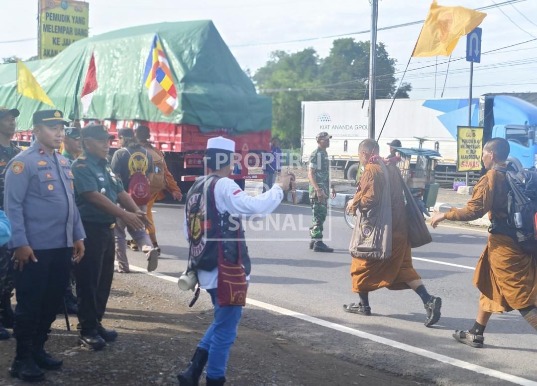 Masuki Wilayah Hukum Polres Indramayu, Sebanyak 38 Bhikkhu Thudong 2025 Dikawal Polsek Sukra & TNI Masuki Wilayah Hukum Polres Indramayu, Sebanyak 38 Bhikkhu Thudong 2025 Dikawal Polsek Sukra & TNI