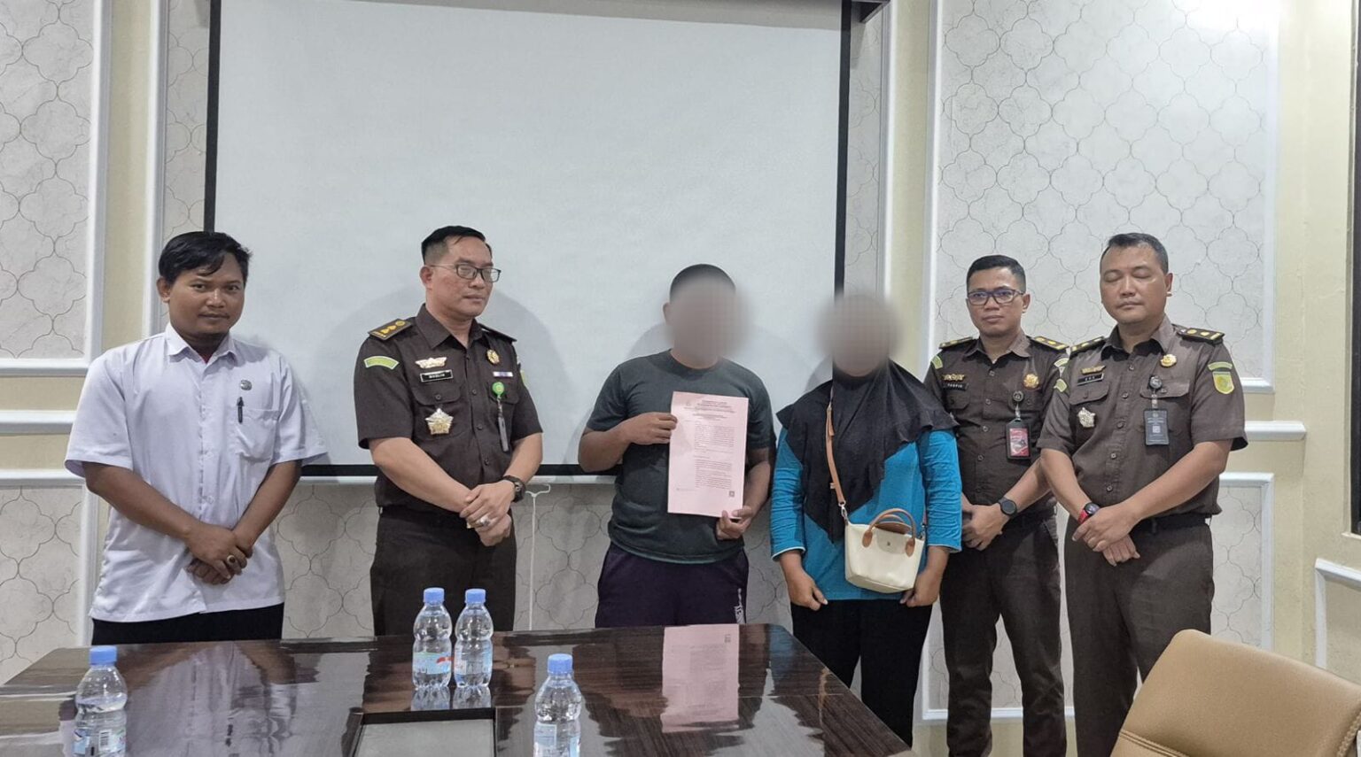 Kejari Indramayu Selesaikan Dua Perkara Melalui Restorative Justice Kejari Indramayu Selesaikan Dua Perkara Melalui Restorative Justice