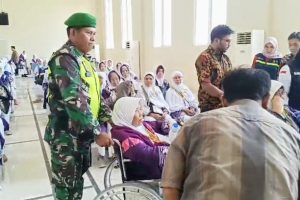 Sigap TNI Bantu Kedatangan Calon Jama’ah Haji kloter 1 Asal Kabupaten Bandung di Embarkasi Indramayu