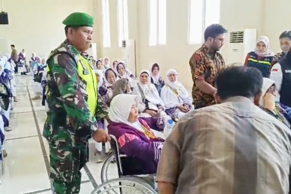 Sigap TNI Bantu Kedatangan Calon Jama’ah Haji kloter 1 Asal Kabupaten Bandung di Embarkasi Indramayu