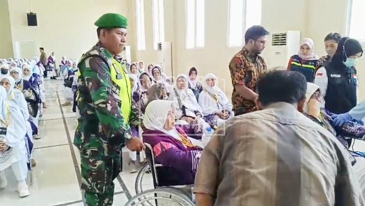 Sigap TNI Bantu Kedatangan Calon Jama’ah Haji kloter 1 Asal Kabupaten Bandung di Embarkasi Indramayu Sigap TNI Bantu Kedatangan Calon Jama’ah Haji kloter 1 Asal Kabupaten Bandung di Embarkasi Indramayu