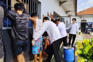 Petugas Lapas Indramayu Berhasil Amankan Sejumlah Benda Terlarang Dalam Penggeledahan Blok Hunian Warga Binaan
