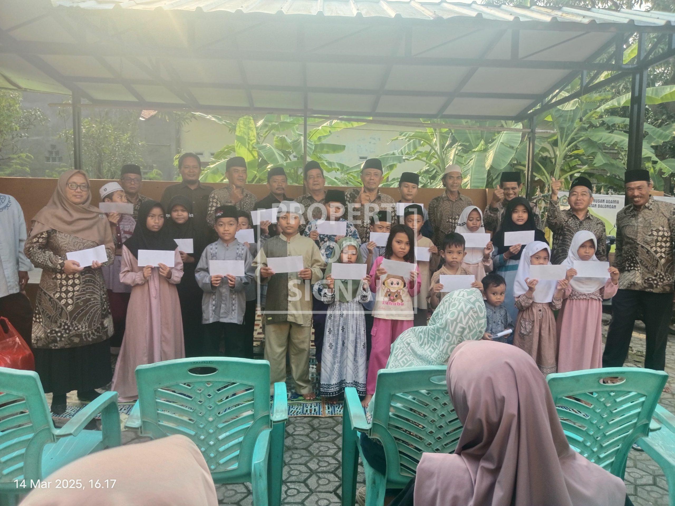 Peduli Anak Yatim, KUA Balongan berikan santunan kepada 24 Anak Yatim Peduli Anak Yatim, KUA Balongan berikan santunan kepada 24 Anak Yatim