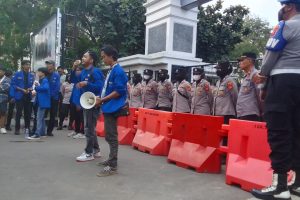 Sejumlah Mahasiswa Demo di Depan Kantor DPRD Indramayu