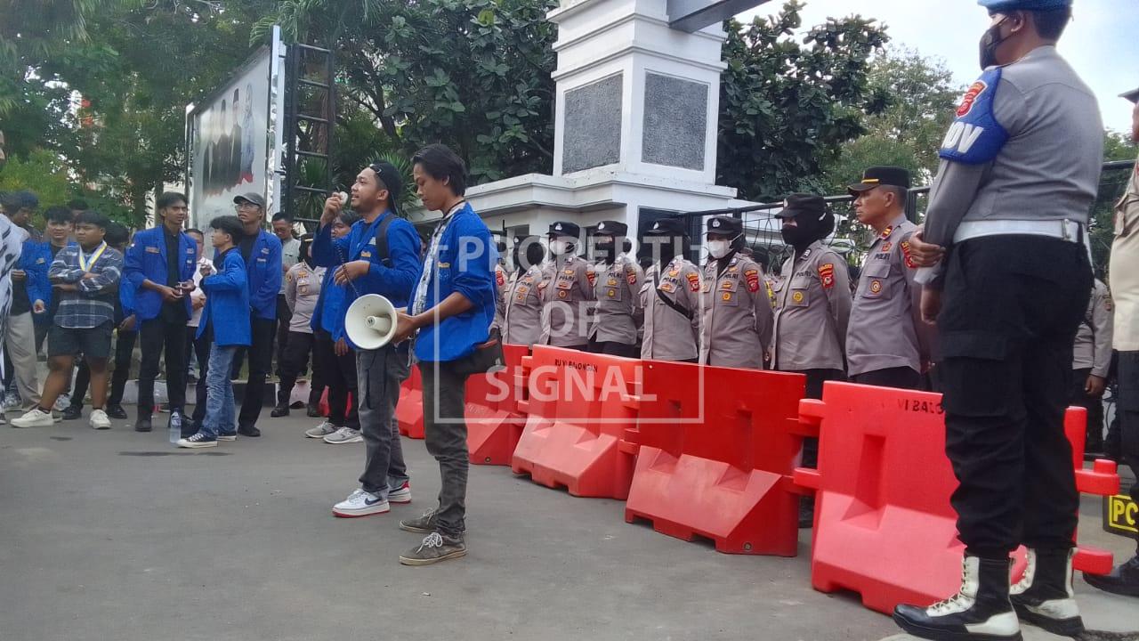 Sejumlah Mahasiswa Demo di Depan Kantor DPRD Indramayu Sejumlah Mahasiswa Demo di Depan Kantor DPRD Indramayu