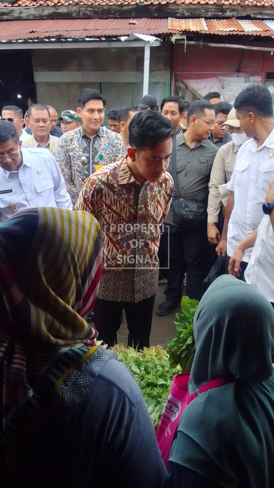 Wapres Gibran Tinjau Stabilitas Harga di Pasar Baru Indramayu Wapres Gibran Tinjau Stabilitas Harga di Pasar Baru Indramayu