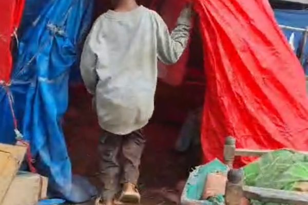 Hidup di Tenda, Heri Sujati Bertahan di Tengah Reruntuhan Harapan