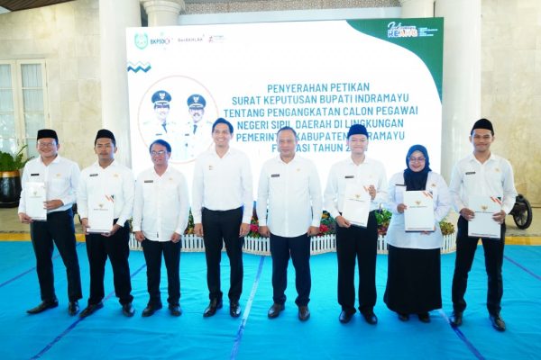 Bupati Indramayu Serahkan SK CPNS, Lucky Hakim: ASN Kudu Eman Ning Masyarakat