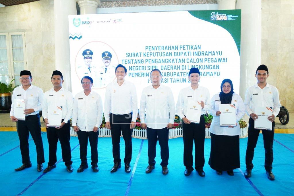 Bupati Indramayu Serahkan SK CPNS, Lucky Hakim: ASN Kudu Eman Ning Masyarakat Bupati Indramayu Serahkan SK CPNS, Lucky Hakim: ASN Kudu Eman Ning Masyarakat