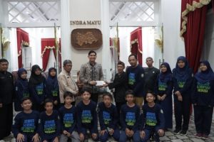 Lepas Siswa SMPN 2 Sindang Ke Olimpiade, Lucky Hakim: Berikan yang Terbaik Untuk Indramayu