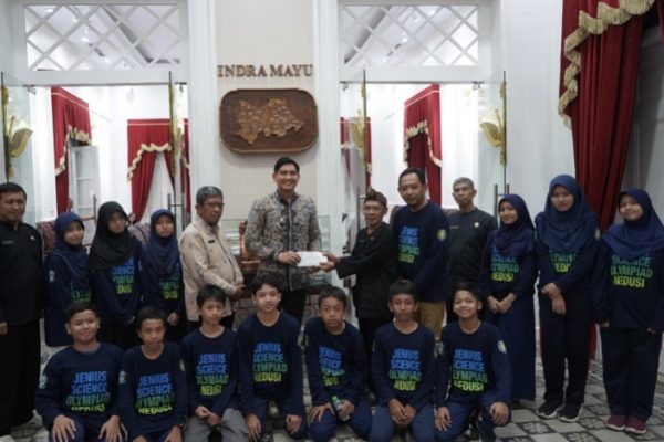 Lepas Siswa SMPN 2 Sindang Ke Olimpiade, Lucky Hakim: Berikan yang Terbaik Untuk Indramayu