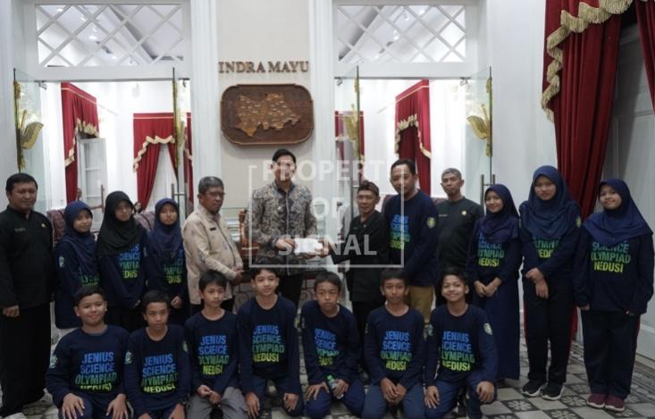 Lepas Siswa SMPN 2 Sindang Ke Olimpiade, Lucky Hakim: Berikan yang Terbaik Untuk Indramayu Lepas Siswa SMPN 2 Sindang Ke Olimpiade, Lucky Hakim: Berikan yang Terbaik Untuk Indramayu