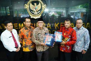 Pemkab Indramayu Kembali Raih WTP Atas Laporan Keuangan, Bupati : “WTP Adalah Kewajiban” Pemkab Indramayu Kembali Raih WTP Atas Laporan Keuangan, Bupati : “WTP Adalah Kewajiban”