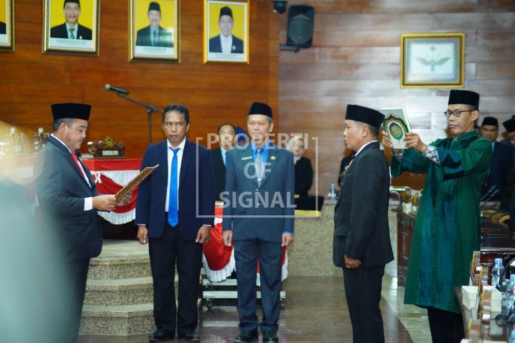 Rapat Paripurna DPRD Kukuhkan Carwan Sebagai Pengganti Antar Waktu, Bupati Indramayu: “Perkuat Sinergi Eksekutif dan Legislatif” Rapat Paripurna DPRD Kukuhkan Carwan Sebagai Pengganti Antar Waktu, Bupati Indramayu: “Perkuat Sinergi Eksekutif dan Legislatif”