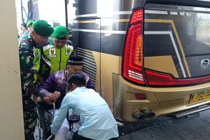 Tiba Dengan Kursi Roda, Jamaah Haji Ini Disambut Kodim Indramayu