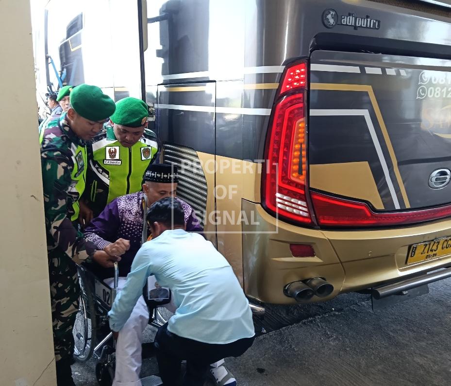 Tiba Dengan Kursi Roda, Jamaah Haji Ini Disambut Kodim Indramayu Tiba Dengan Kursi Roda, Jamaah Haji Ini Disambut Kodim Indramayu
