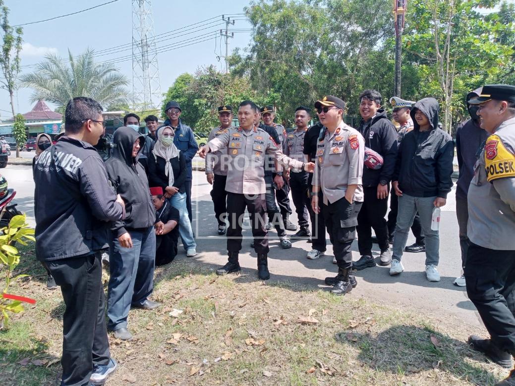 Bukan Hanya Amankan, Polres Indramayu Rangkul Buruh di Hari Buruh Internasional Bukan Hanya Amankan, Polres Indramayu Rangkul Buruh di Hari Buruh Internasional