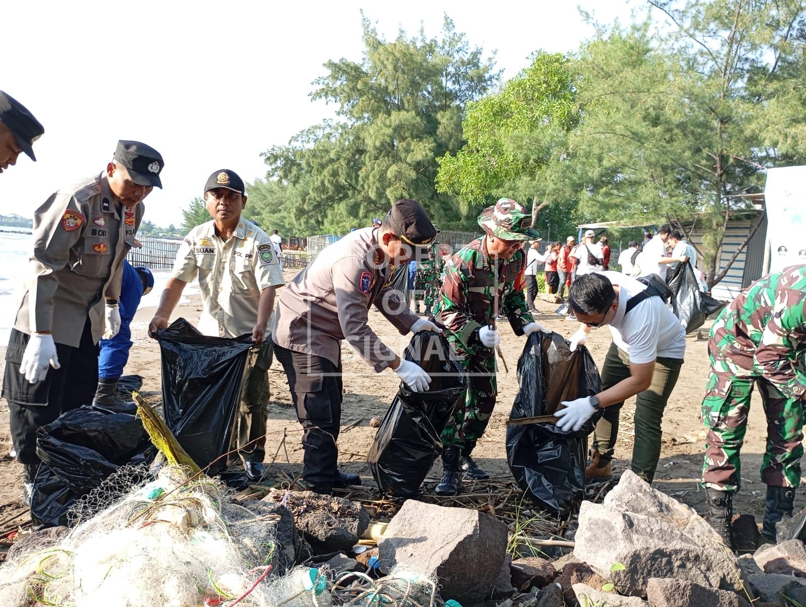 Peringati Hari Lingkungan Hidup Sedunia 2025, Forkopimcam Balongan Dan Dinas Lingkungan Hidup Gelar Aksi Bersih Pantai. Peringati Hari Lingkungan Hidup Sedunia 2025, Forkopimcam Balongan Dan Dinas Lingkungan Hidup Gelar Aksi Bersih Pantai.