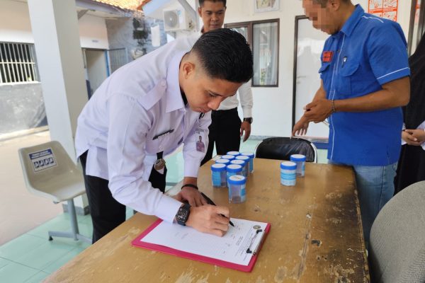 15 Pegawai Lapas Indramayu Lakukan Test Urine