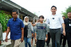 Bupati Lucky Hakim Berikan Kontrakan Rumah Bagi Sopiah dan Jadikan Petugas Kebersihan di PT. BWI