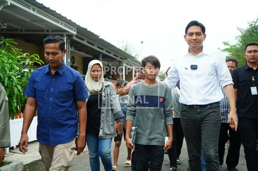 Bupati Lucky Hakim Berikan Kontrakan Rumah Bagi Sopiah dan Jadikan Petugas Kebersihan di PT. BWI Bupati Lucky Hakim Berikan Kontrakan Rumah Bagi Sopiah dan Jadikan Petugas Kebersihan di PT. BWI