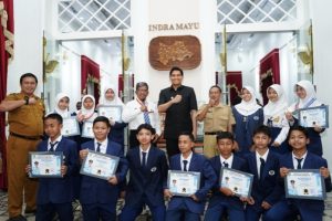 Membanggakan! Pelajar Berprestasi dan Atlet Indramayu Raih Medali, Bupati Lucky Hakim Berikan Penghargaan
