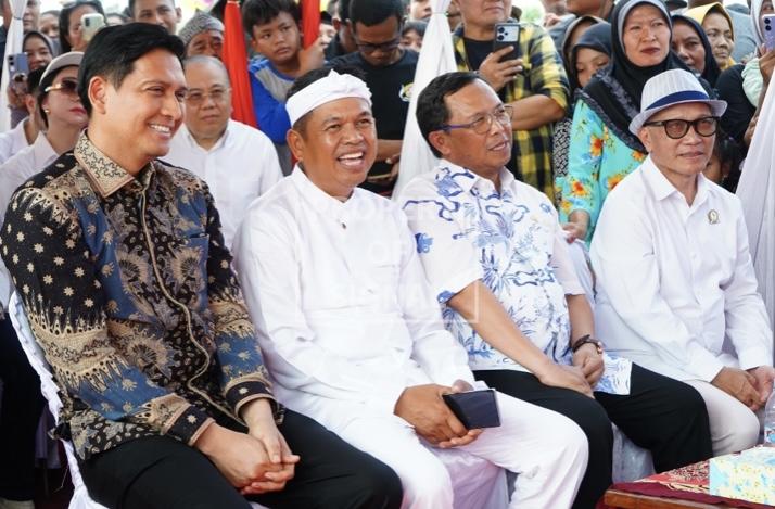 KDM dan Lucky Hakim Tinjau Pembangunan Pabrik Sepatu di Desa Cikawung, Bakal Serap 30 Ribu Pekerja KDM dan Lucky Hakim Tinjau Pembangunan Pabrik Sepatu di Desa Cikawung, Bakal Serap 30 Ribu Pekerja
