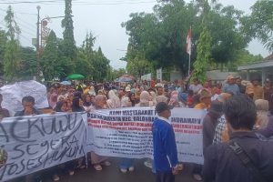 Ratusan Warga Desa Majakerta Geruduk Pendopo Indramayu. Ada Apa?